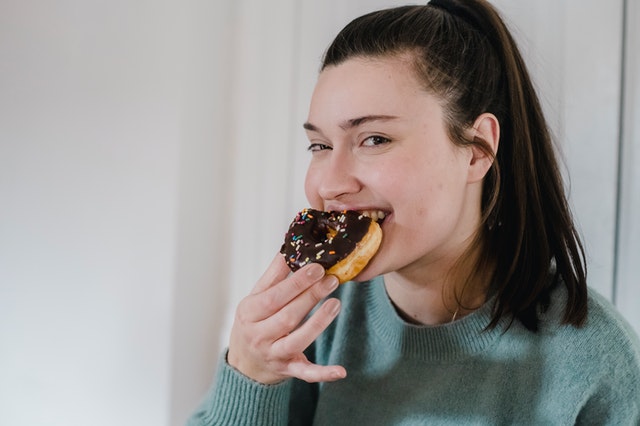 pregnant eating donuts