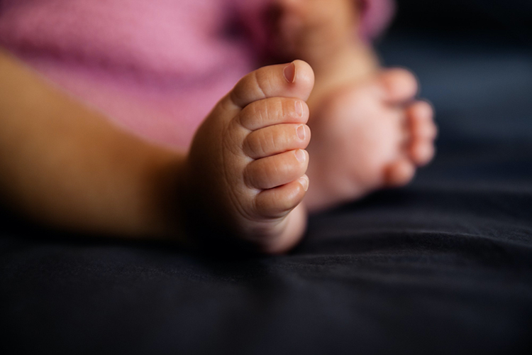 baby feet curl