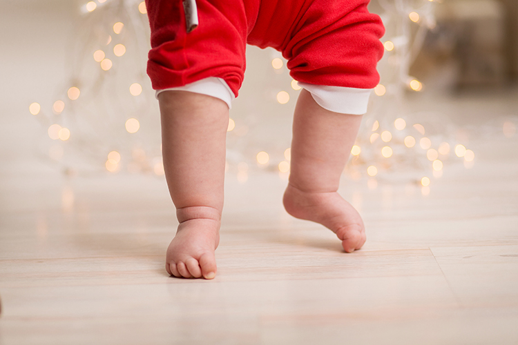 baby walking curl toes