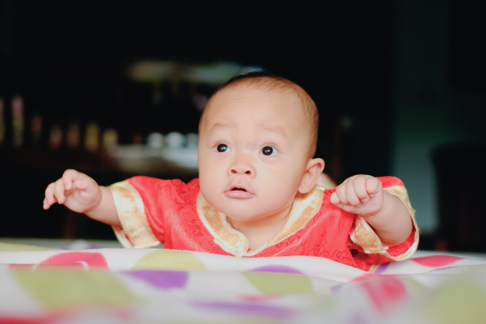 baby learning to tummy time