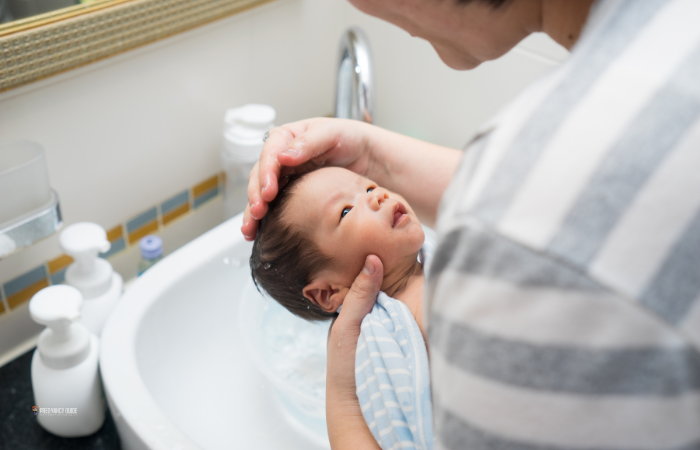 newborn bath mom